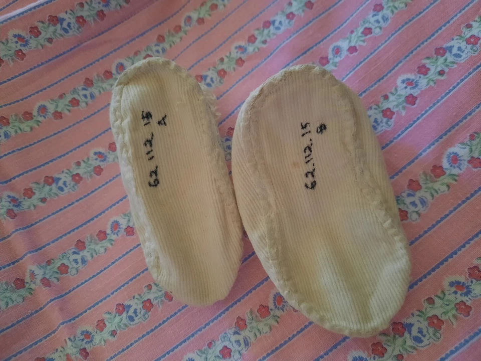 Sapatos de bebê vintage antigos de algodão branco bordado à mão botões de vidro museu - Imagem 4 de 4