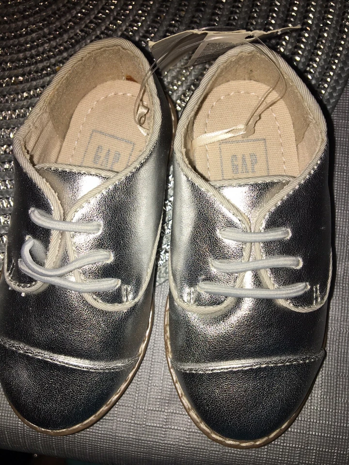 GAP 婴儿/学步女孩全新带标签 5 码银色金属系带牛津鞋/鞋 — 第 2/4 张图片