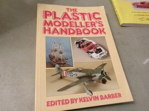 THE PLASTIC MODELLRTS HANDBOOK SOFTCOVER EXCELLENT CONDITION 221PAGES COPYRIGHT