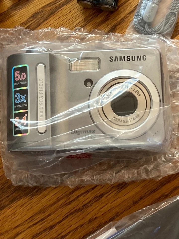 BRAND NEW Samsung Digimax D53 5MP Digital Compact Camera 3X Optical Zoom Silver - Image 2 of 4