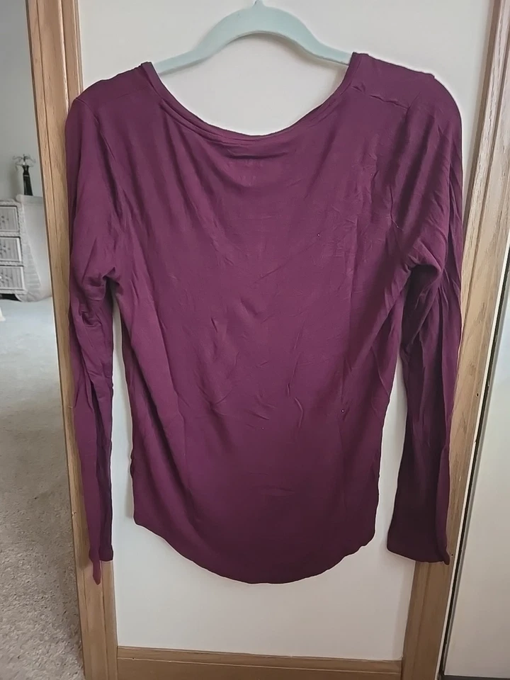 Blusa American Eagle Feminina Serious Soft Roxa Escura Perfeita V Manga Longa Nova Sem etiquetas - Imagem 4 de 4