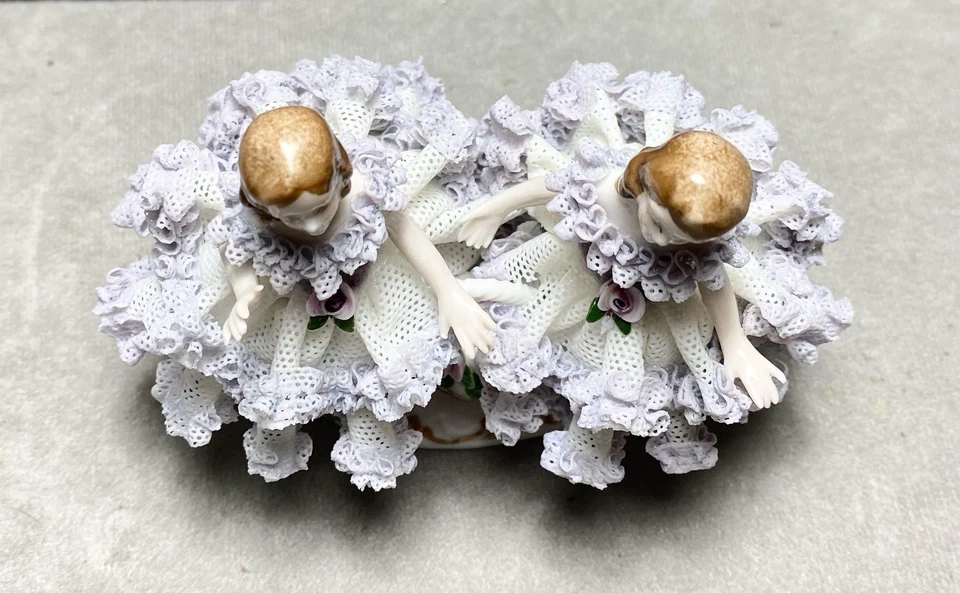 Antigua estatuilla de porcelana de Dresde Alemania victoriana encaje niñas gemelas en lila Foto 2 de 4