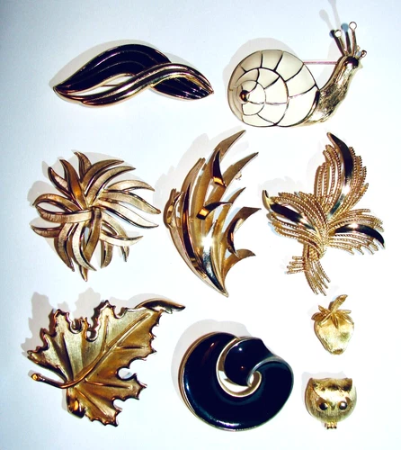 VINTAGE RETRO TRIFARI GOLD BLACK CREAM ENAMEL LOT BROOCHES  KTF SNAIL LEAVES PIN