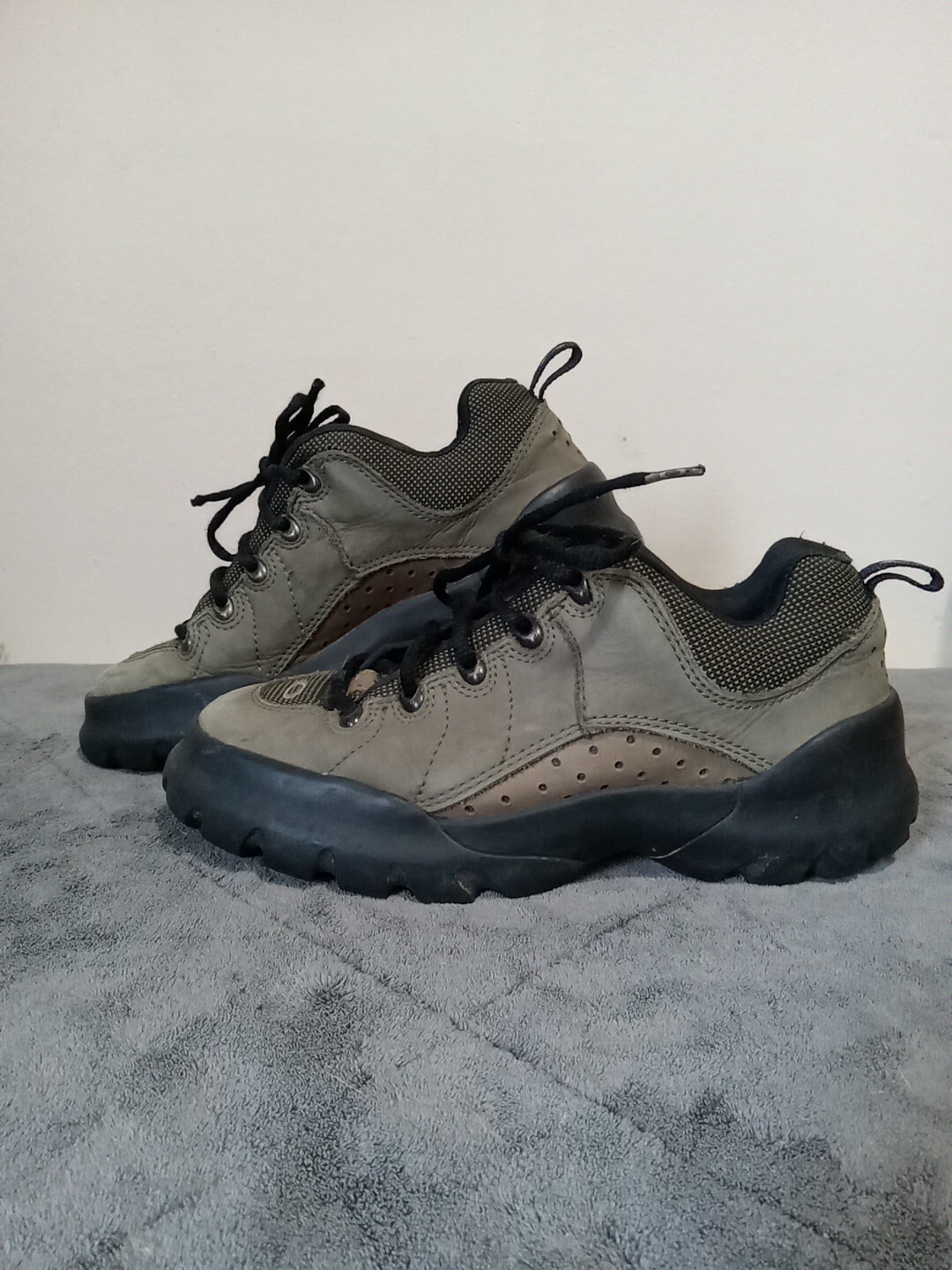 Oakley Uñas Calavera y Huesos Cruzados Parte Superior Baja Senderismo Trail Zapatos Para Hombres Talla 6 Gris Oscuro