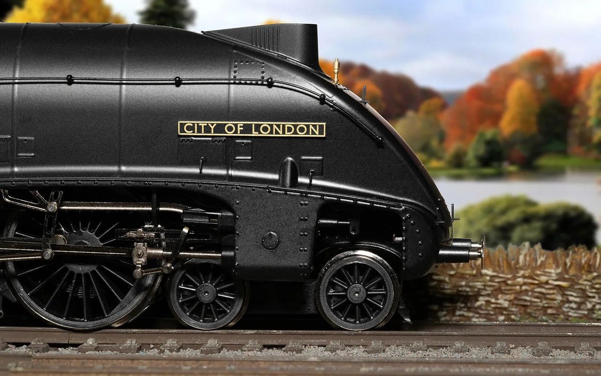 Hornby R30137 BR Class B17/5 4-6-0 Steam Locomotive 61670 Hornby R30137 BR Class B17/5 4-6-0 Steam Locomotive 61670