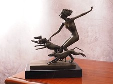 Art Deco Bronzefigur "Jägerin" – Weiblicher Akt mit Hunden, 1920er Stil