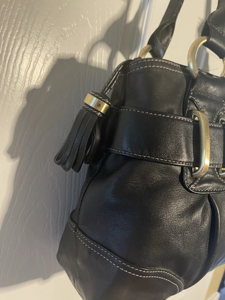 Bolso de hombro B. Makowsky cuero suave negro tono dorado hardwares detalles borla. Foto 4 de 4