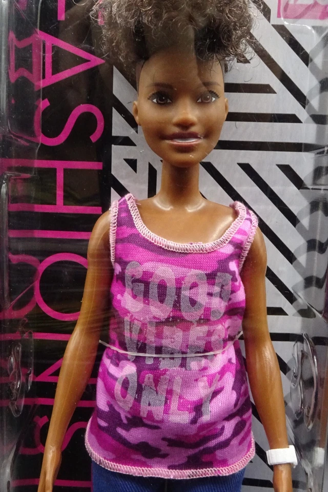 2018 美泰芭比娃娃 Fashionista 芭比娃娃穿着“Good Vibes Only”衬衫 #128 — 第 3/4 张图片