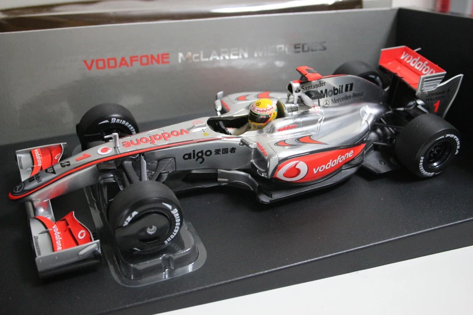 Minichamps 1/18 Vodafone Mclaren Mercedes MP4-24 2009 Lewis Hamilton caja limitada Foto 2 de 4