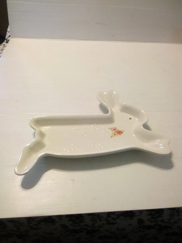 复活节兔子饰品盘珠宝盘白色粉红色花卉草原路 — 第 2/4 张图片