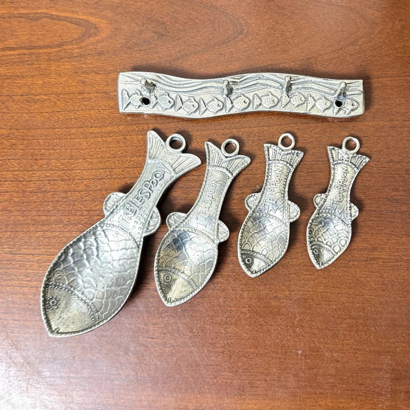 Vintage Tin Woodsman Pewter Fish Measuring Spoons Set & Wave Wall Rack - 5pc
Opens in a new window o