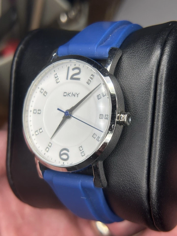 Reloj para mujer DKNY NY-8571 esfera blanca con marcadores de cristal correa de silicona azul Foto 3 de 4