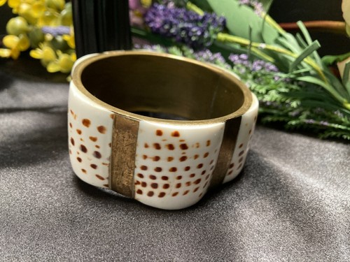 Vintage Brass Chunky Bangle Bracelet With Inlay Conus Leopardus Cone Sea Shell - Picture 6 of 12