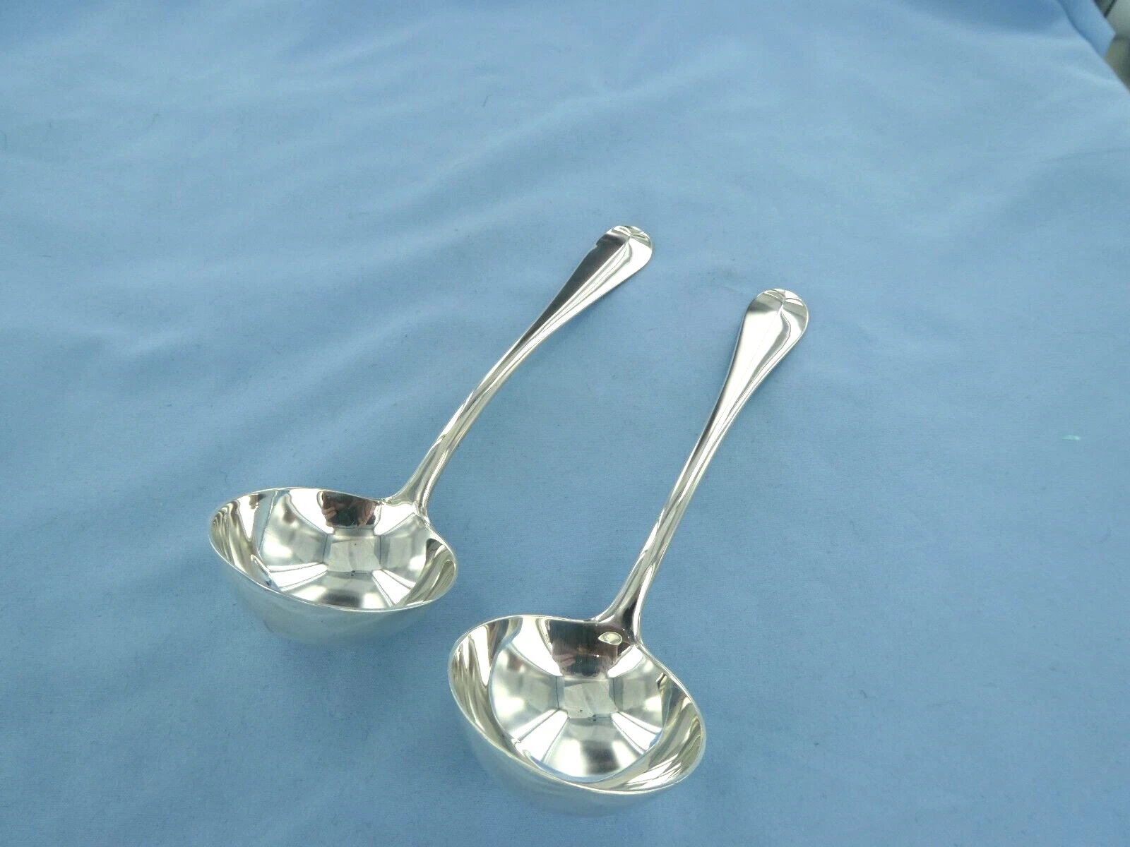 AN ANTIQUE PAIR OF STERLING SILVER.OLD ENGLISH RAT TAIL SAUCE LADLES.LONDON 1918
Opens in a new wind