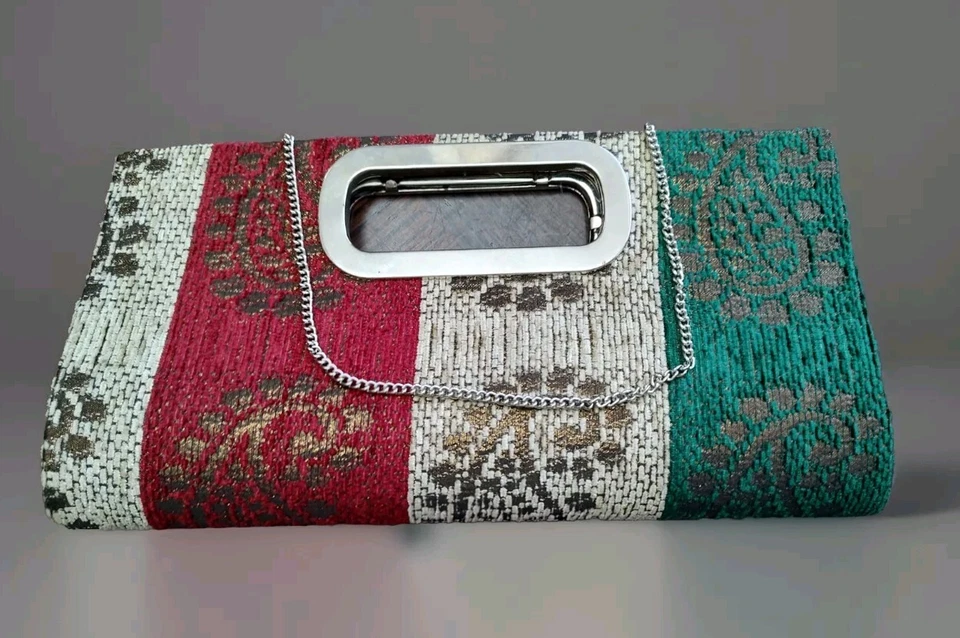 Bolso sin asas de tela cartera diseño cachemir brillante correa de cadena 3 broches de presión y cremallera interior  Foto 2 de 4