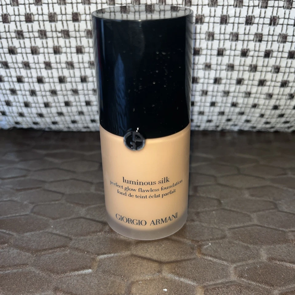 Base de maquillaje de seda luminosa Giorgio Armani tono 5,8 nueva en caja 1 fl OZ Foto 3 de 4