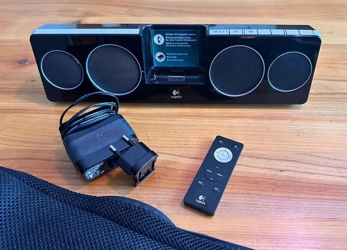 Logitech Pure-Fi Anywhere 2 Lautsprecherdock mit Tasche, Netzteil, Fernbedienung