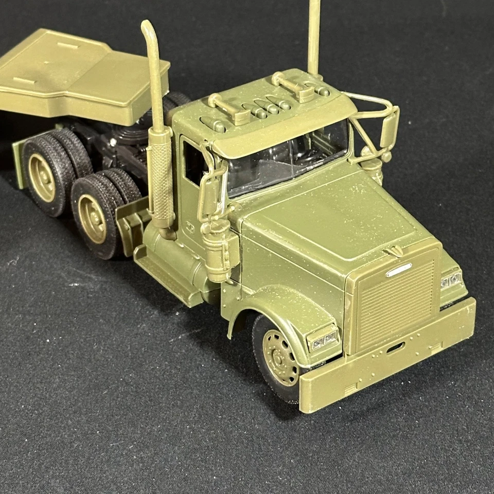 FreightLiner - 1:32 Scale - Army Trailer Truck with Abrams Tank Load - Used - Image 4 of 4