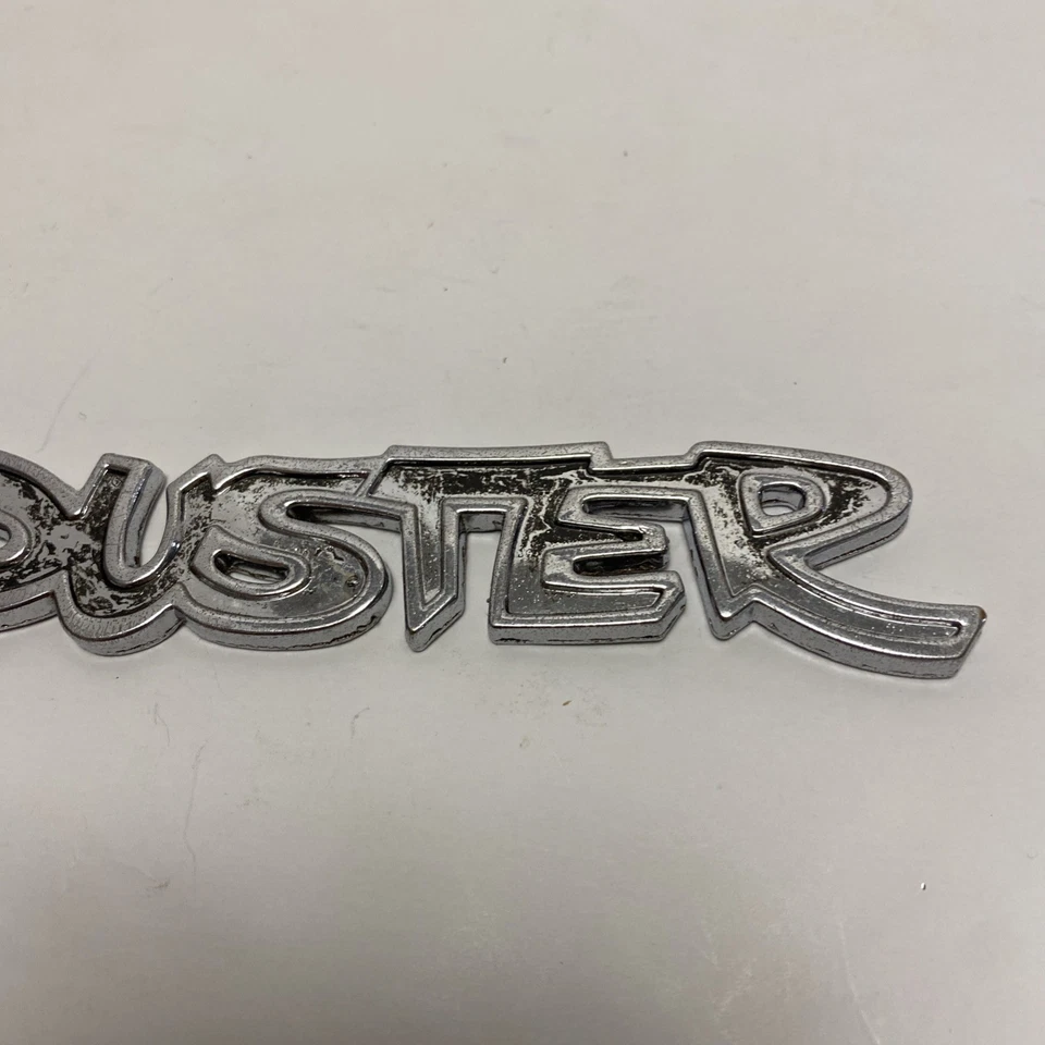 Plymouth Duster Emblem 4022847 46430 - Pestañas rotas Foto 3 de 4