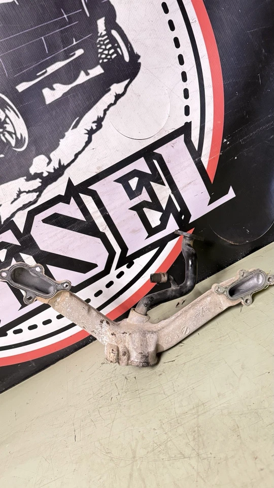 Carcasa termostato trasero 07-10 GMC Sierra 2500 HD 6.6 898082690 Duramax diésel Foto 3 de 4