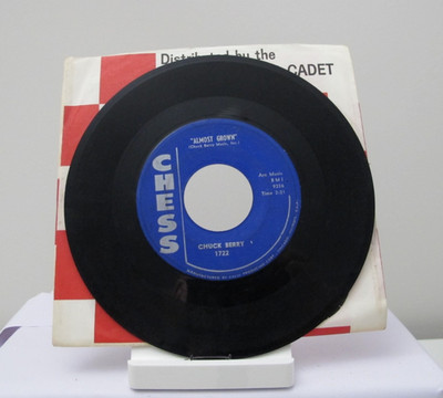 45 RECORD - CHUCK BERRY - ALMOST GROWN