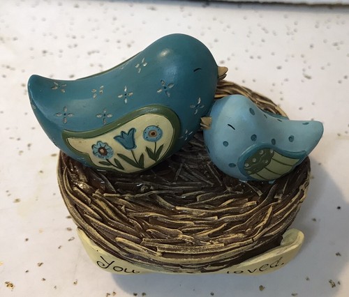 Keramik Vogel Figuren 2er Set blau gelb sitzend auf Nest "DU BIST GELIEBT" - Bild 2 von 6