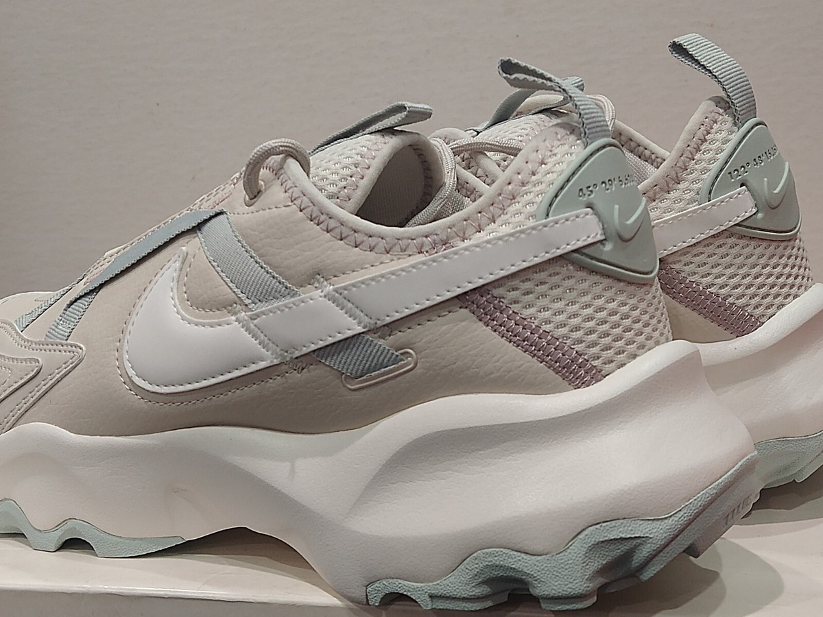 ★Nike★(W)TC 7900 DD9682-102 Womens★送料・関税込★ Nike Womens TC 7900 - Size: 9 - DD9682 102 - Light Orewood