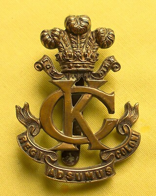 BRASS KING'S COLONIALS SIDE OF CAP/HEADQUARTERS STAFF CAP BADGE - Main Image