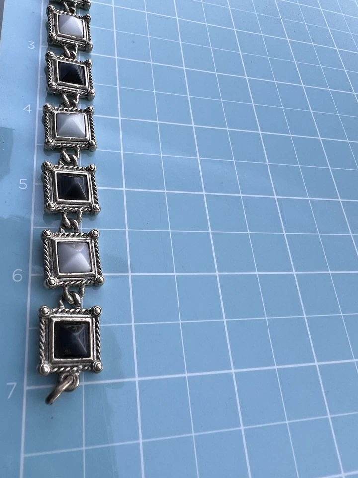 "Brazalete de colección Premier Design Lt gris oscuro pirámide piedras de vidrio tono plata 7""" Foto 2 de 4