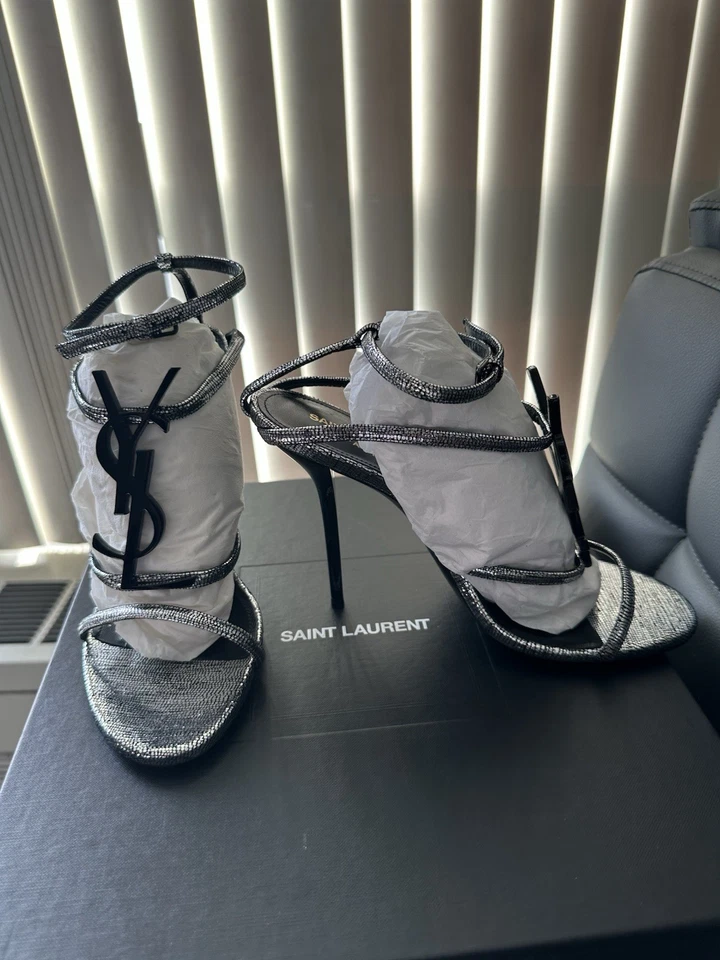 Cartera plegable de cuero negra Saint Laurent Cassandra plateada con logotipo YSL Foto 2 de 4