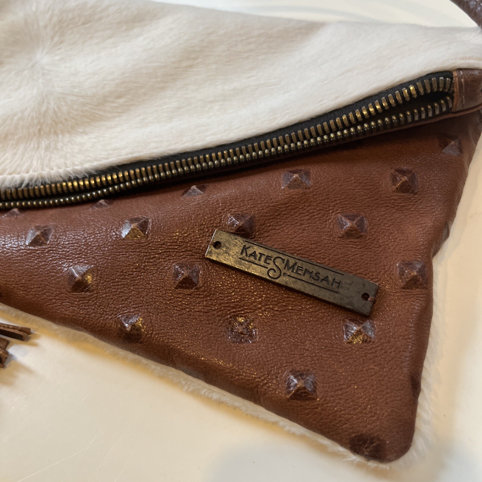 Borsa a tracolla Kate A Mensah Marrone in pelle con pelliccia bianca pony fatta a mano in perfette condizioni