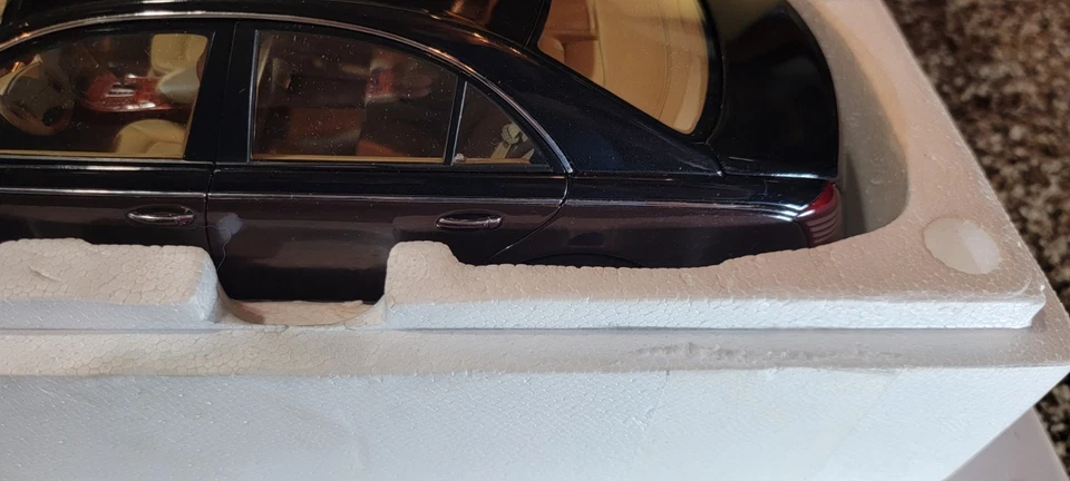 AUTOART MAYBACH 57 DEALER MODEL BLACK DIE CAST SCALE 1:18 IN BOX - Image 3 of 4