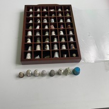 Job مجموعة of decorative thimbles with wooden شاشة غطاء