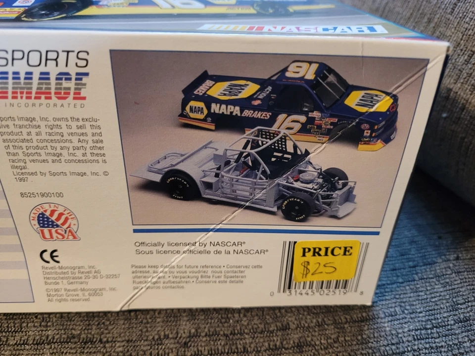 Revell Monogram 2519 16 NAPA Ron Hornaday, Jr. Chevy Race Truck model kit *NEW* - Image 3 of 4