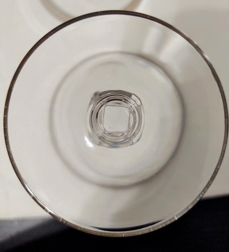Dos copas de vino o agua de cristal con banda plateada diseño Thorpe con vástago cuadrado - Imagen 6 de 6