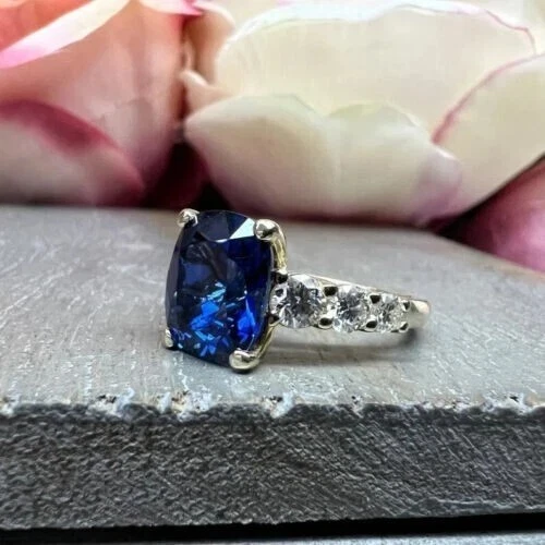 Alianza de oro blanco macizo de 14 quilates con zafiro natural y diamantes talla cojín de 4,34 quilates Foto 2 de 4