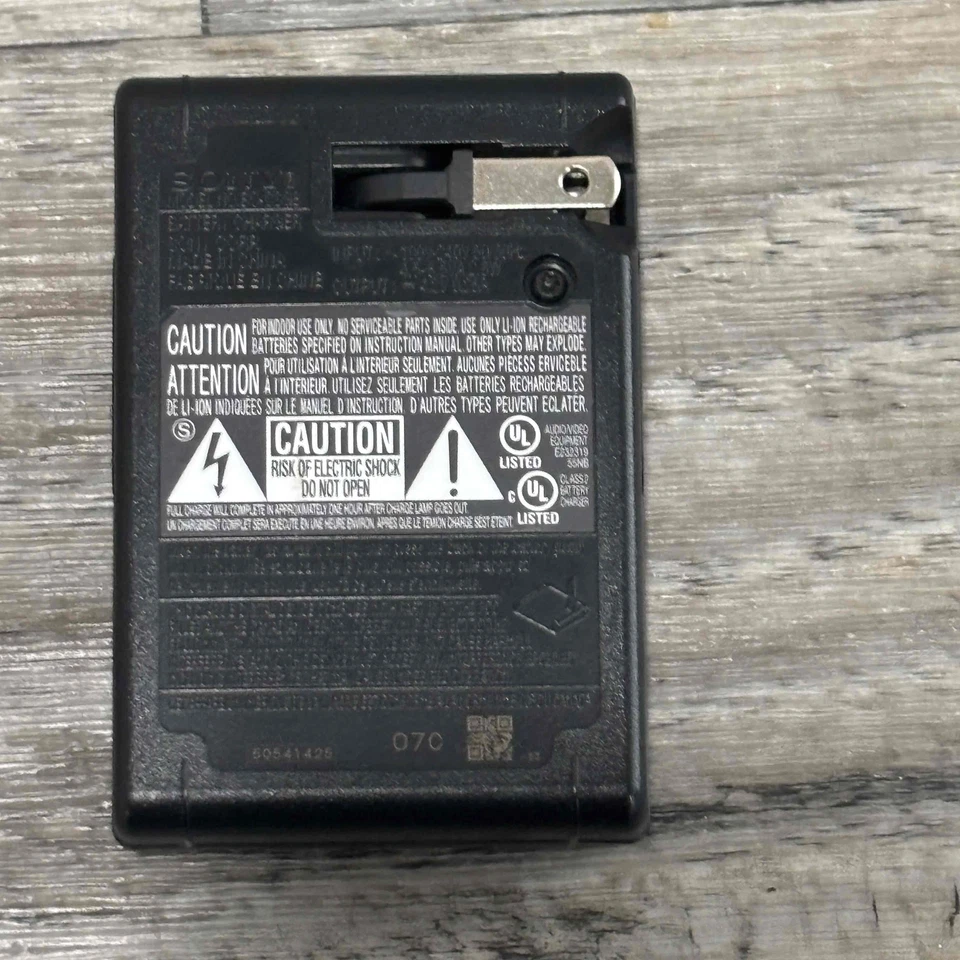 Cargador de batería para cámara Sony BC-CSGB luz indicadora compacta Foto 4 de 4