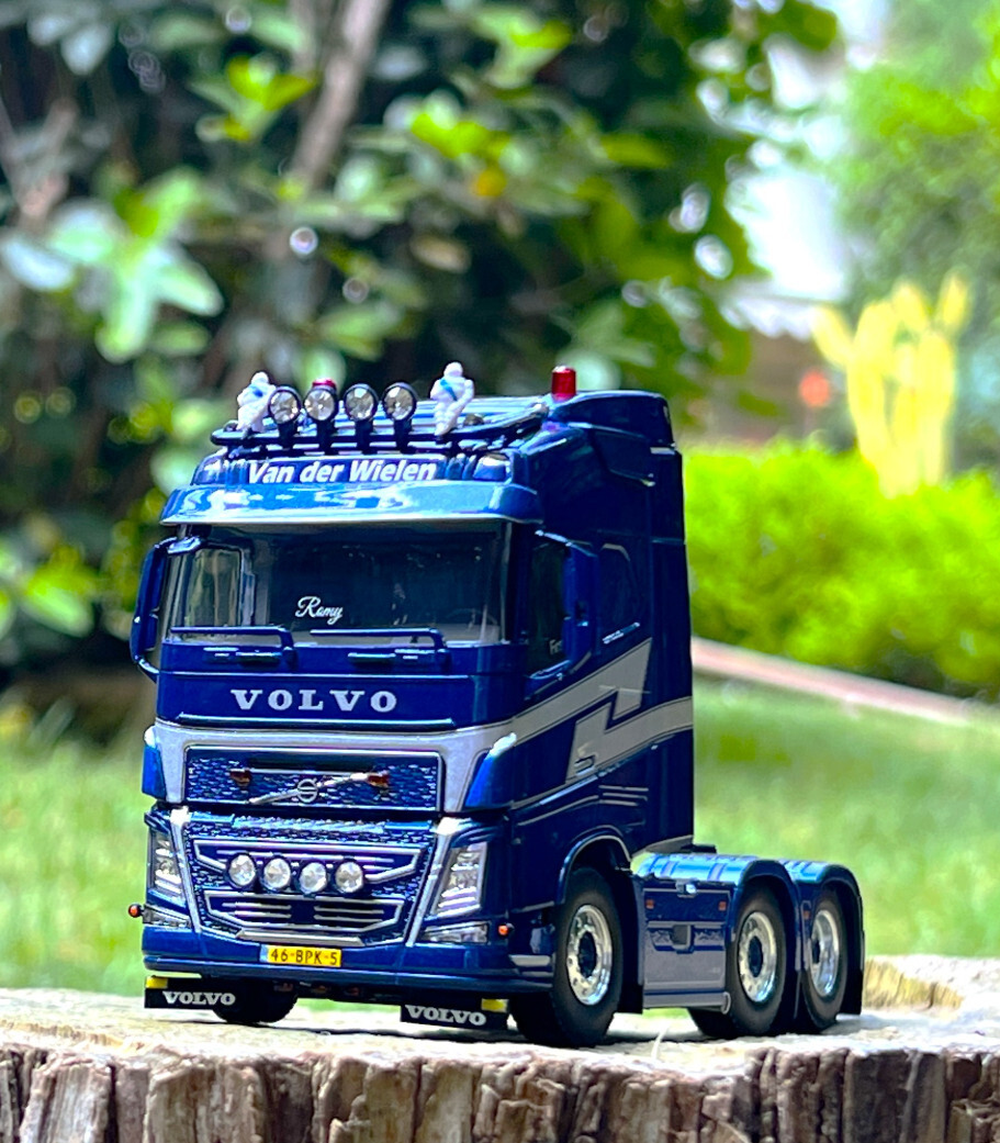 限定値下　WSI 1/50 MOONEYES VOLVO FH4 4x2 BOX Volvo FH4 globetrotter 6x2 twin steer 