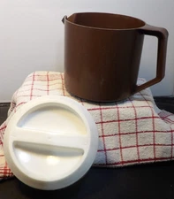 Vintage Rubbermaid Brown 1 1/2 Quarts Pitcher with Slotted Lid J-2745, J-2740