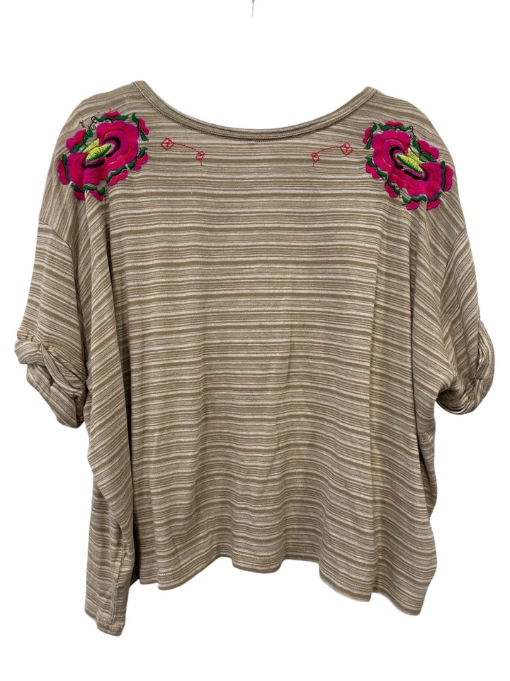 Camiseta bordada listrada Free People Catalunya tamanho médio bege boêmia - Imagem 2 de 4