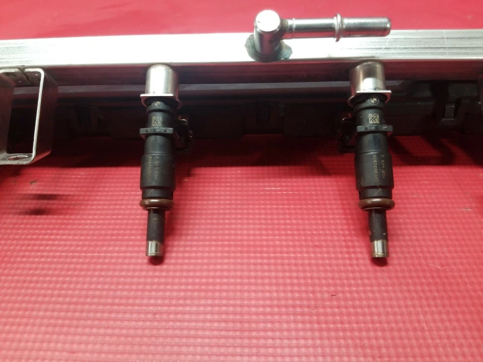 BMW E60 525i 525xi 2004-2010 528i 528xi 530i 530xi riel de combustible OEM Foto 3 de 4