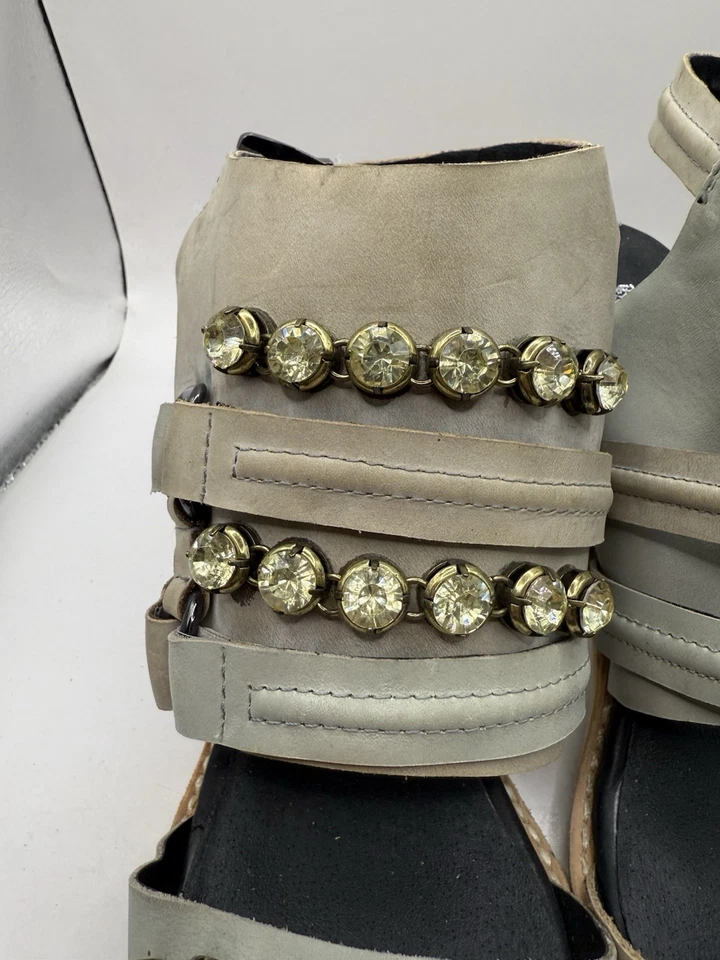 Sol Sana Talla 7 Gris Cuero Estrás Puntera Abierta Tacones Hebilla Cierre Cono Tacón Foto 2 de 4