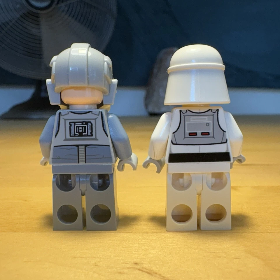 LEGO Star Wars AT-DP Pilot (white uniform) + AT-AT Driver - Imperial Minifigures - Image 4 of 4