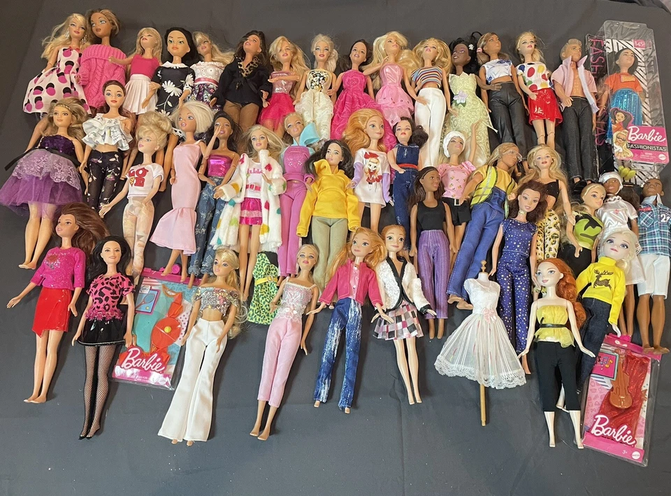 LOTE DE 250 BONECAS BARBIE E OUTRAS - 100 PEÇAS DE ROUPAS + 150 ACESSÓRIOS MISTOS - SEM BONECAS - Imagem 3 de 4