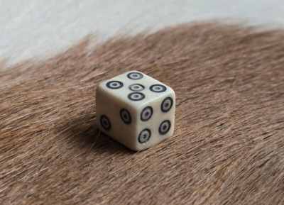 Römische Würfel Kuhknochen Würfel Ring Punkt Ring Markierungen basierend auf römischem Fund Glücksspielwürfel
