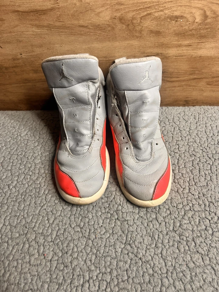 Tênis Jordan 12 Wolf cinza corrida cano alto meninas tamanho 3Y cinza e rosa - Imagem 2 de 4