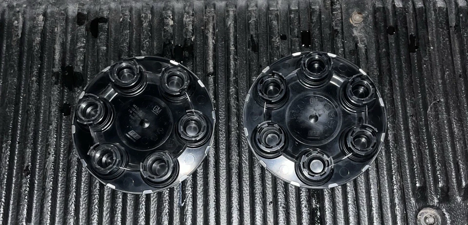 Оригинальные колпаки ступицы для Chevrolet Tahoe Silverado Suburban 2000–2003 годов выпуска  - Изображение 2 из 2