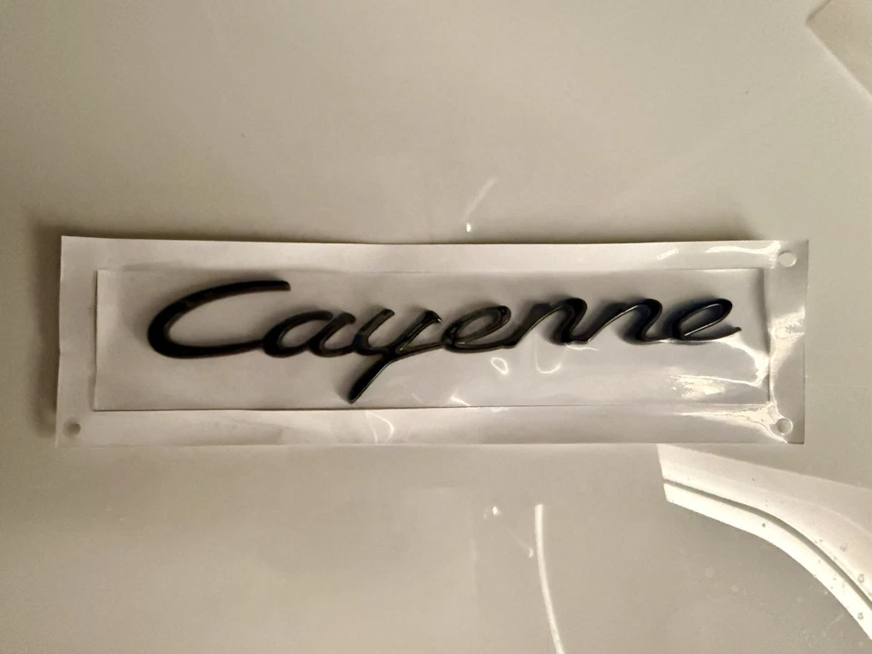 Porsche Cayenne Rear Trunk Emblem in Black 2011-2023 Foto 3 de 4