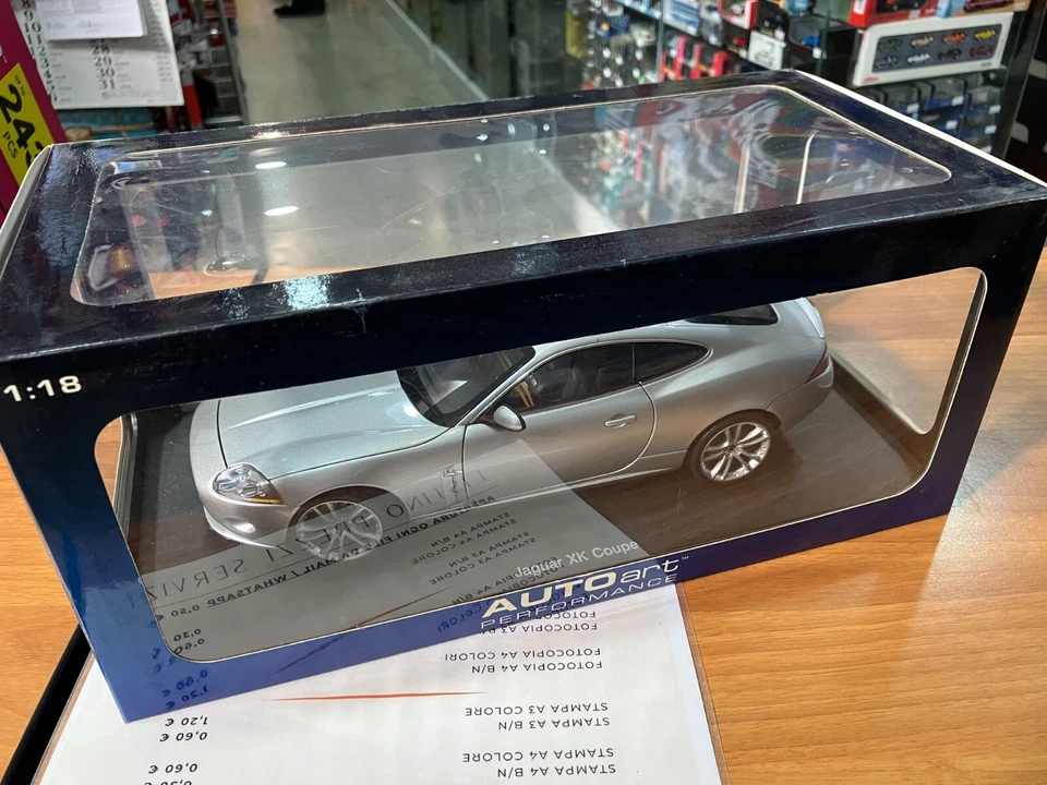 1/18 JAGUAR XK COUPE 2006 LIQUID SILVER AUTOART 73631 RARE - Immagine 2 di 4