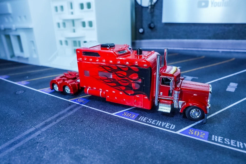 DCP 1:64 Peterbilt 389 Custom Made Long Sleeper - Image 2 of 4